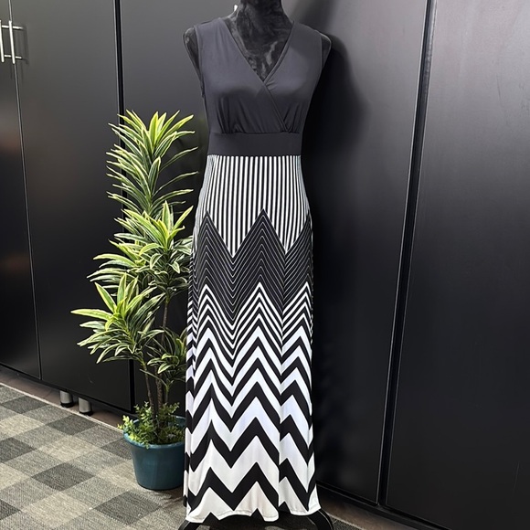 Style & Co. V-neck,sleeveless,pullover,stripe & chevron pattern,soft stretch - Picture 1 of 8